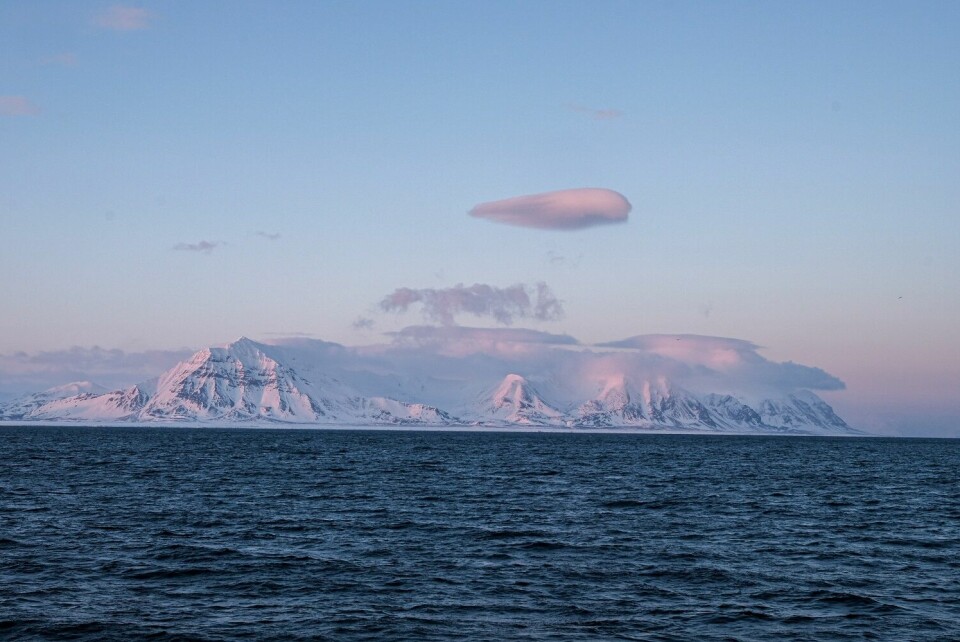«Fronten mellom varmt Atlanterhavsvann og kaldt vann fra Arktis ligger rundt Svalbard. En liten forskyvning av denne fronten har store konsekvenser for sjøtemperaturen rundt Svalbard.» «Fronten mellom varmt Atlanterhavsvann og kaldt vann fra Arktis ligger rundt Svalbard. En liten forskyvning av denne fronten har store konsekvenser for sjøtemperaturen rundt Svalbard.»