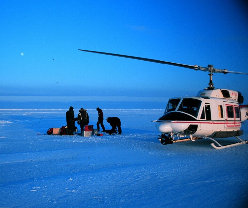 «Feltarbeid i Storfjorden i 2001. To av kronikkforfatterne har bodd i Longyearbyen siden 2001. En periode på 20 år er lite i klimasammenheng, men det har vist seg at 20 år som forsker på Svalbard har vært nok til å både se og føle klimaendringene på kroppen.» «Feltarbeid i Storfjorden i 2001. To av kronikkforfatterne har bodd i Longyearbyen siden 2001. En periode på 20 år er lite i klimasammenheng, men det har vist seg at 20 år som forsker på Svalbard har vært nok til å både se og føle klimaendringene på kroppen.»