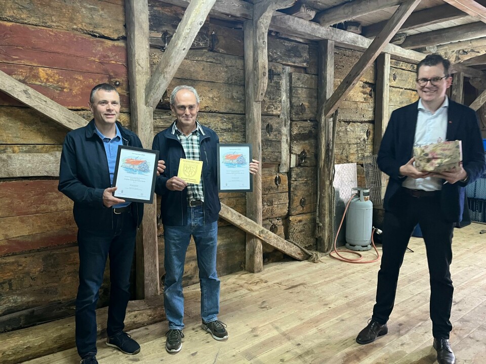 Andreas Sørbø og Andres Sørbø fikk velfortjent vernepris! Juryleder Anders Fjelland Bentsen til høyre. Andreas Sørbø og Andres Sørbø fikk velfortjent vernepris! Juryleder Anders Fjelland Bentsen til høyre.