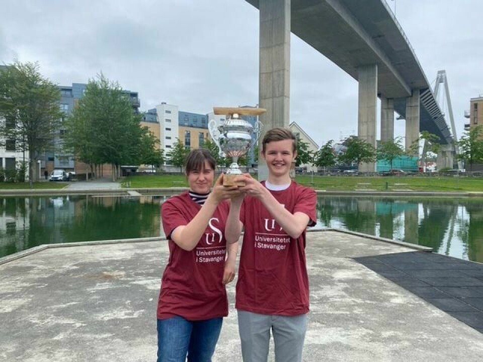 Uliana Kulebyakina og Sondre Hebnes fra Stavanger Katedralskole vant dagens båtkonkurranse mellom elevene på forskerlinjene ved St. Olav videregående skole og Stavanger Katedralskole. Uliana Kulebyakina og Sondre Hebnes fra Stavanger Katedralskole vant dagens båtkonkurranse mellom elevene på forskerlinjene ved St. Olav videregående skole og Stavanger Katedralskole.