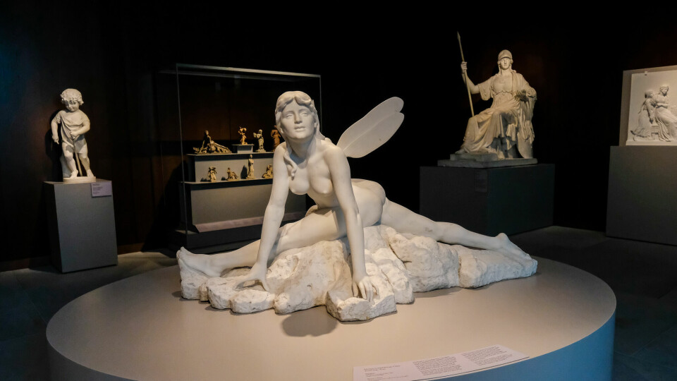 Menga Schjelderup-Ebbes 520 kilo tunge og underlige marmorskulptur «Papillon» fra 1893. Nasjonalmuseet.