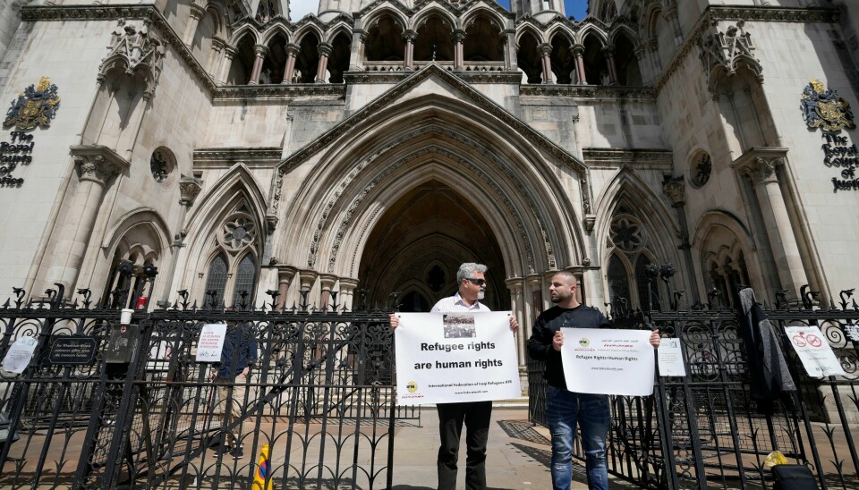 Demonstranter utenfor en domstol i London da saken ble behandlet fredag. Demonstranter utenfor en domstol i London da saken ble behandlet fredag. Foto: Frank Augstein / AP / NTB