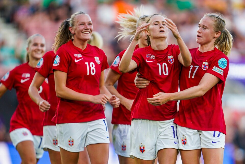 Norsk jubel etter Caroline Graham Hansen scoring på straffe under EM-kampen i fotball mellom Norge og Nord-Irland på St. Marys stadion i Southampton. Caroline Graham Hansen jubler etter å ha scoret på straffespark mot Nord-Irland og gratuleres av de to første målscorerne Julie Blakstad (til h.) og Frida Maanum. Foto: Terje Pedersen / NTB