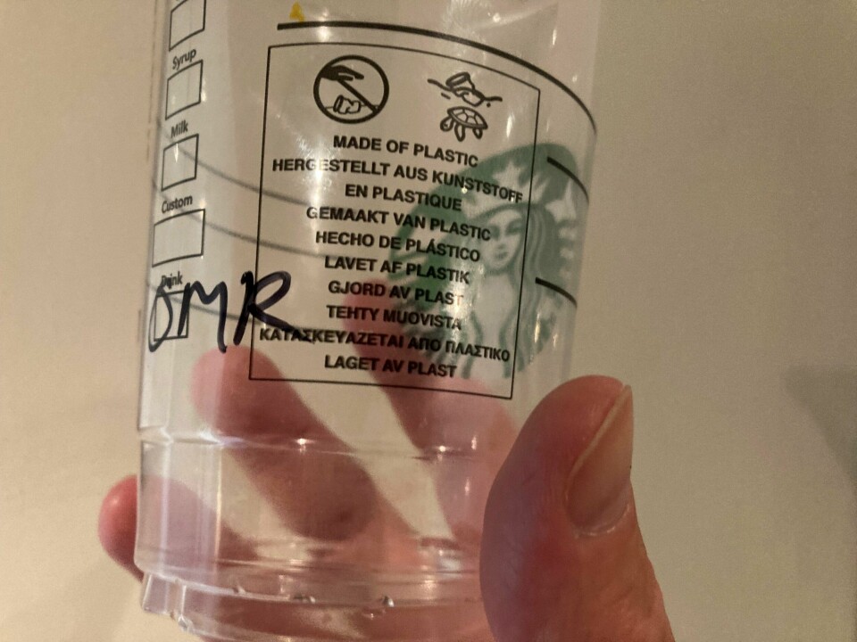 Slike engangs plastglass er det fortsatt lov å bruke, selv om de utgjør et like stort forsøplingsproblem som sugerør og engangsbestikk av plast, ifølge Miljødirektoratet. Slike engangs plastglass er det fortsatt lov å bruke, selv om de utgjør et like stort forsøplingsproblem som sugerør og engangsbestikk av plast, ifølge Miljødirektoratet.