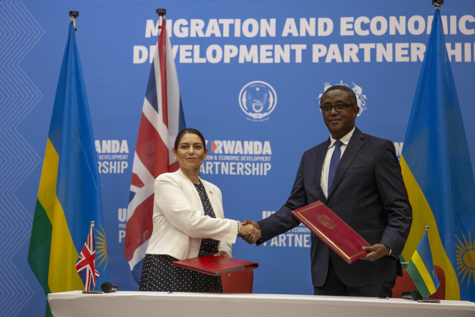 Storbritannias innenriksminister Priti Patel og Rwandas utenriksminister Vincent Biruta signerte avtalen i april. Storbritannias innenriksminister Priti Patel og Rwandas utenriksminister Vincent Biruta signerte avtalen i april.