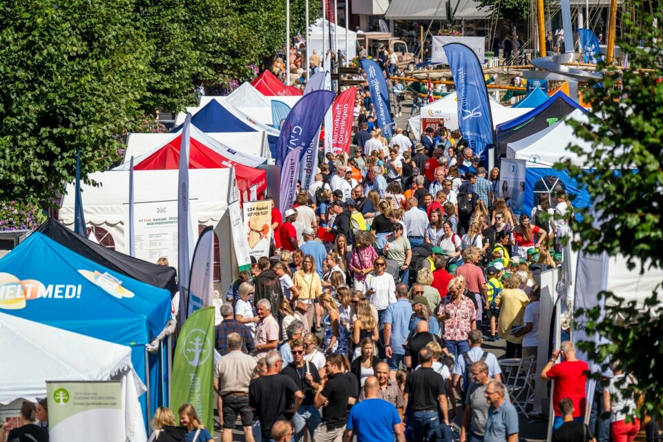 Arendalsuka, «det demokratiske dansegulvet», burde være et samspill. Hvem som får by opp til dans burde ikke handle om hvem som har betalt for den beste plassen, skriver forfatterne av innlegget. Bildet er fra sentrum av i Arendal i fjor, med folkemylder og rundt 180 stands. Arendalsuka, «det demokratiske dansegulvet», burde være et samspill. Hvem som får by opp til dans burde ikke handle om hvem som har betalt for den beste plassen, skriver forfatterne av innlegget. Bildet er fra sentrum av i Arendal i fjor, med folkemylder og rundt 180 stands.
