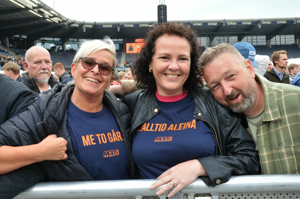Kirsten Kongstøl, Irene Furevik og Helge Lie koste seg. Irene og Kirsten hadde kjøpt matchende Mods-tskjorter. Kirsten Kongstøl, Irene Furevik og Helge Lie koste seg. Irene og Kirsten hadde kjøpt matchende Mods-tskjorter.