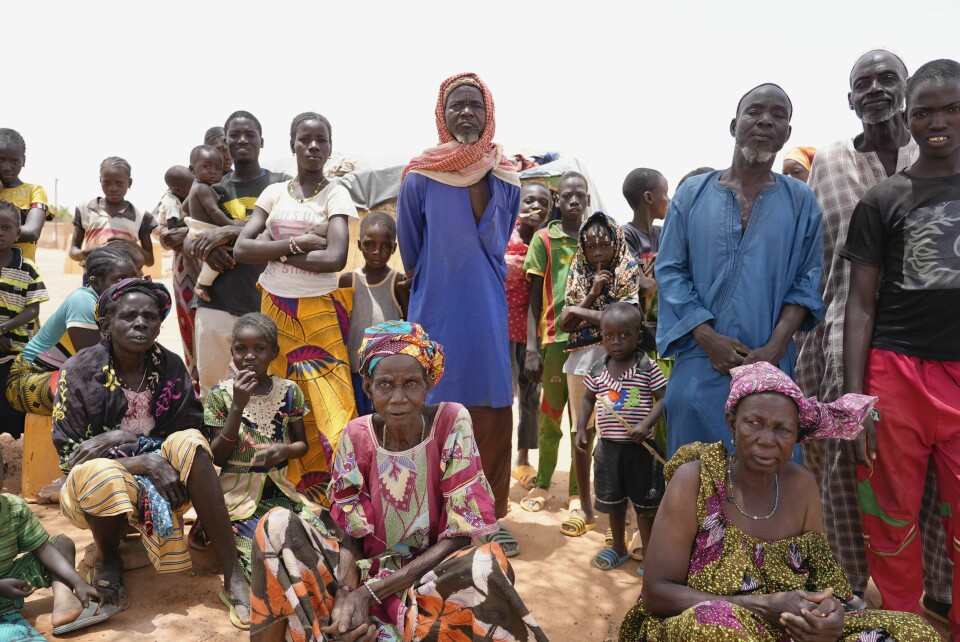 Mennesker som er fordrevet fra sine hjem som følge av jihadistangrep i Burkina Faso, venter på matvarehjelp i Djibo. Mennesker som er fordrevet fra sine hjem som følge av jihadistangrep i Burkina Faso, venter på matvarehjelp i Djibo. Foto: Sam Mednick / AP / NTB