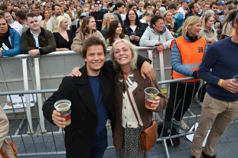 Even Lura og Helga Eltervåg Groth, mamsen og lillegutt på konsert. Even Lura og Helga Eltervåg Groth, mamsen og lillegutt på konsert.