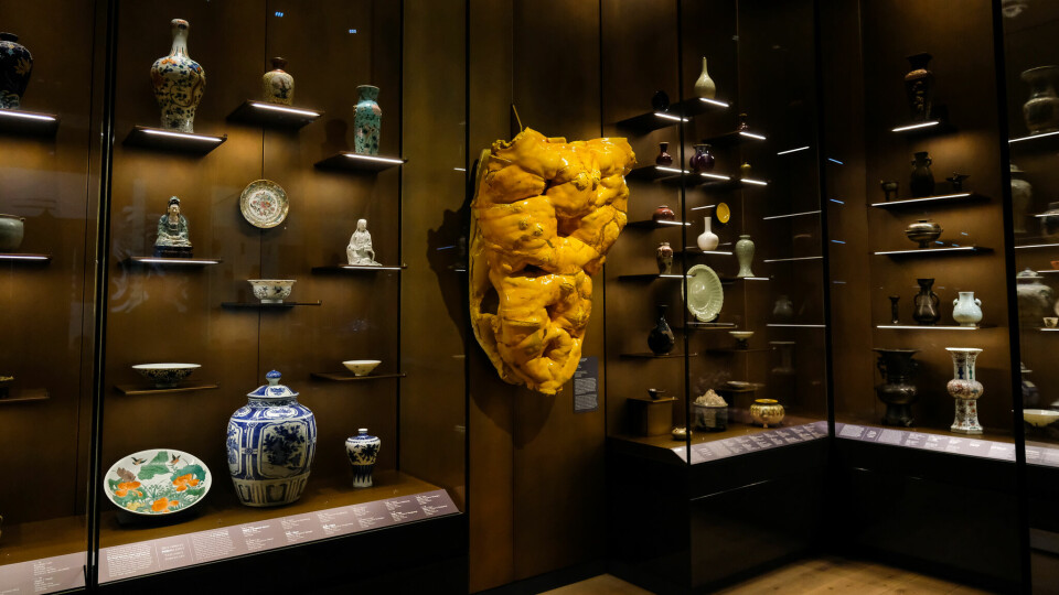 Gammelt fra øst møter nytt fra vest, keiserlig kinesisk porselen får selskap av Torbjørn Kvasbøs gule formskulptur. Nasjonalmuseet