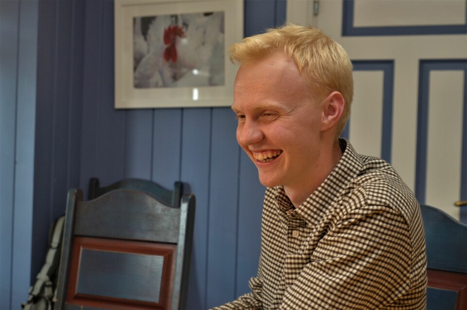 – Mange rundt meg mener at jeg fint kunne ha levd for hundre år siden, gliser Ole Sofus. – Det er greit for meg. – Mange rundt meg mener at jeg fint kunne ha levd for hundre år siden, gliser Ole Sofus. – Det lever jeg fint med.