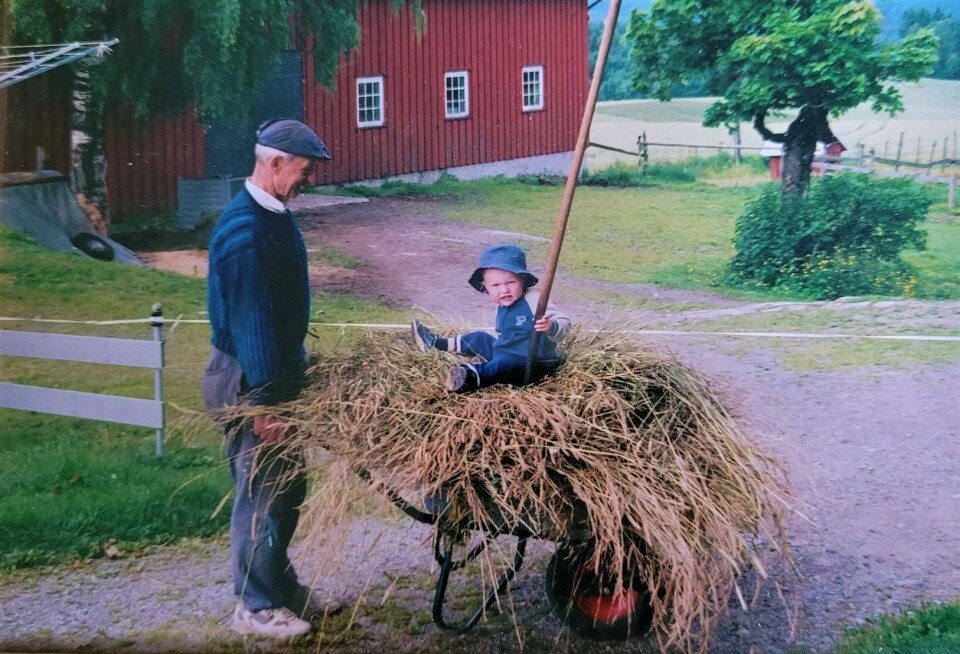 «Ein bessfar å vende seg til. Med alt som ein går rundt og lurar på», synger Odd Nordstoga. Ole Sofus sin farfar var akkurat slik. – Bestefar har formet meg til den jeg er, sier han. «Ein bessfar å vende seg til. Med alt som ein går rundt og lurar på», synger Odd Nordstoga. Ole Sofus sin farfar var akkurat slik. – Bestefar har formet meg til den jeg er, sier han.