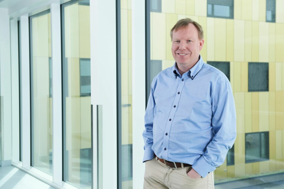 Avdelingssjef Andreas Stensvold ved sykehuset i Østfold. Avdelingssjef Andreas Stensvold ved sykehuset i Østfold er glad for at helsepersonell flyttes fremover i vaksinekøen.