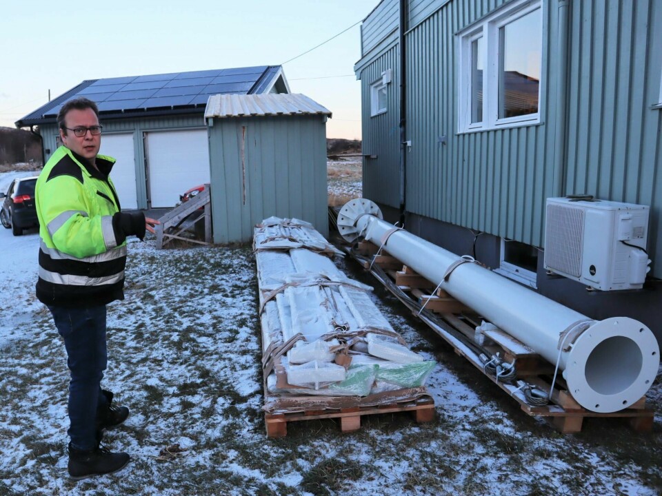 Per-Ivar Pedersen bygger vindmølle i hagen sin på Vega. Målet er billigere strøm. Per-Ivar Pedersen bygger vindmølle i hagen.
