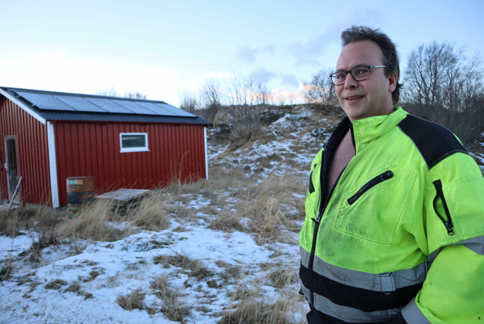 Per-Ivar Pedersen viser uthuset som har solcellepanel på taket. Bak skal det komme en vindmølle til sommeren, hvis formannskapet i Vega kommune godkjenner det. Per-Ivar Pedersen bygger vindmølle i hagen på Vega på Helgeland.