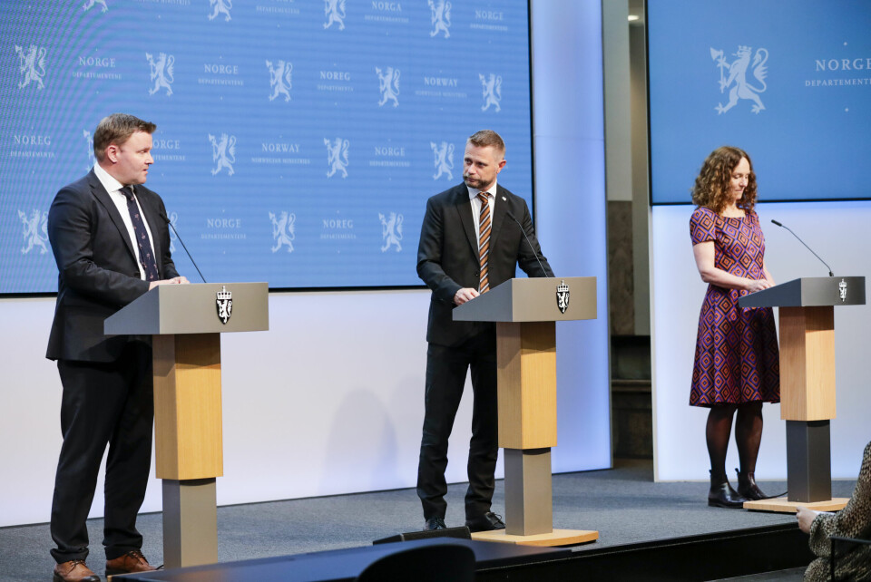 Bent Høie, flankert av assisterende helsedirektør Espen Rostrup Nakstad og Camilla Stoltenberg, direktør i Folkehelseinstituttet under en pressekonferanse i juni 2021. Bent Høie, flankert av assisterende helsedirektør Espen Rostrup Nakstad og Camilla Stoltenberg, direktør i Folkehelseinstituttet under en pressekonferanse i juni 2021.