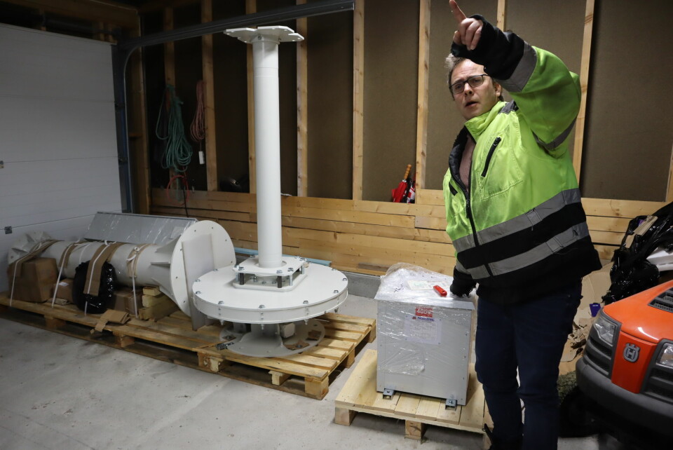 Utstyret er bestilt fra Polen, og selv om det er usikkert hvor mye strøm det vil produsere, anslår Pedersen at det vil gi ca. 20.000 kilowattimer i året. Det er dog ikke batteri til anlegget, så strømmen som blir produsert må brukes umiddelbart, eller selges videre på nettet. Per-Ivar Pedersen bygger vindmølle i hagen på Vega på Helgeland.