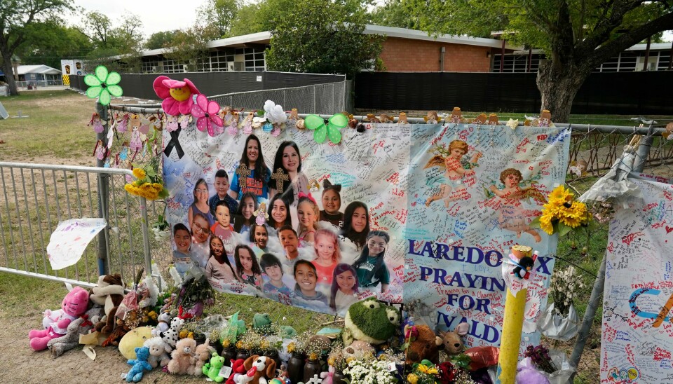 Minnesmerke etter skoleskytingen i Uvalde i Texas. Som mange ganger før spres det teorier om at skytingen var iscenesatt. Minnesmerke etter skoleskytingen i Uvalde i Texas. Som mange ganger før spres det teorier om at skytingen var iscenesatt. Foto: Eric Gay / AP / NTB