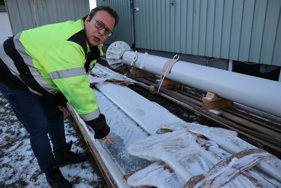 En av vingene er lakkert sort for å unngå fugledød. Per-Ivar Pedersen bygger vindmølle i hagen på Vega på Helgeland.