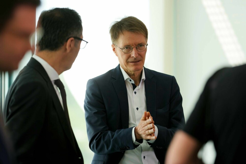Tysklands helseminister Karl Lauterbach. German Health Minister Karl Lauterbach, left, talks with German Agriculture Minister Cem Ozdemir, left, during the weekly cabinet meeting of the German government at the chancellery in Berlin, Germany, Wednesday, June 8, 2022. (AP Photo/Markus Schreiber)