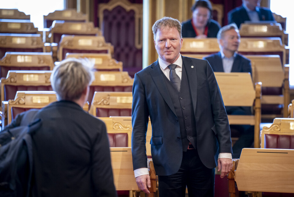 Saken ble debattert på Stortinget mandag, men ble votert over klokken 15.00 dagen etter. Kommunal- og distriktsminister Sigbjørn Gjelsvik (Sp), her i forbindelse med en annen sak, kalte det en gledens dag for demokratiet. Sigbjørn Gjelsvik