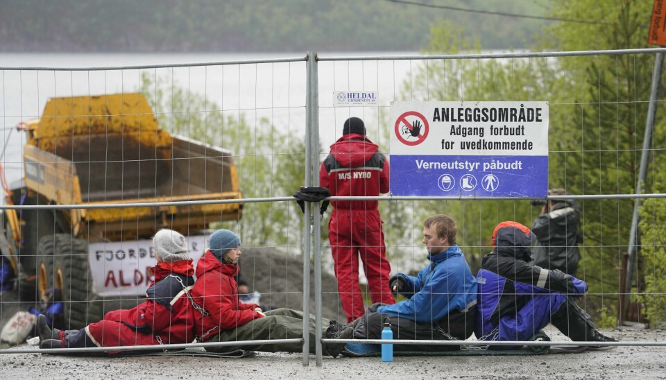 Aksjonister demonstrerer mot deponi i Førdefjorden i mai i år. Aksjonister begår sivil ulydighet for å prøve å stanse anleggsarbeidet for et gruveprosjekt ved Førdefjorden. Foto: Ole Berg-Rusten / NTB
