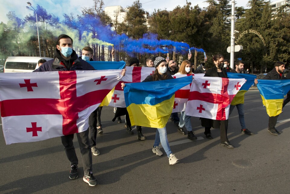 Russlands angrep på Ukraina har vekket vonde minner i Georgia, her fra en støttemarkering utenfor den ukrainske ambassaden i Georgias hovedstad Tbilisi, 23. januar i år, omtrent en måned før den russiske invasjonen. Russlands angrep på Ukraina har vekket vonde minner i Georgia, her fra en støttemarkering utenfor den ukrainske ambassaden i Georgias hovedstad Tbilisi, 23. januar i år, omtrent en måned før den russiske invasjonen.