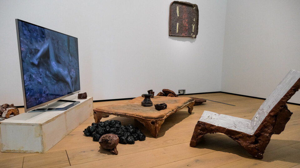 Steinar Haga Kristensen har benket seg til med sin keramikkinstallasjon i nye Nasjonalmuseet. Fra nye Nasjonalmuseet.