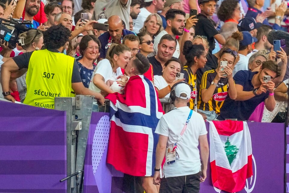 Jakob Asserson Ingebrigtsen og kona Elisabeth etter seieren på 5000 meter. Jakob Asserson Ingebrigtsen og Elisabeth Asserson Ingebrigtsen etter seieren på 5000m finale menn friidrett på Stade de France under sommer-OL i Paris 2024. Foto: Beate Oma Dahle / NTB.