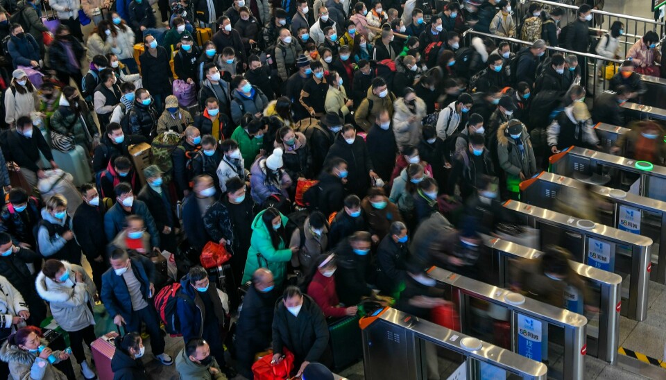 Folk i billettkø ved en togstasjon i Suzhou i Jiangsu-provinsen øst i Kina. WHO sier at Kina fortsetter underrapporteringen av koronadødsfall. Folk i billettkø ved en togstasjon i Suzhou i Jiangsu-provinsen øst i Kina. Helseeksperter i landet sier det er unødvendig å henge seg opp i det eksakte antallet koronadødsfall. Kina har blitt hardt kritisert for upresise koronatall. Foto: Li Bo / Xinhua via AP / NTB