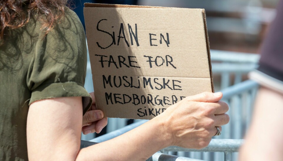 – Hvor enn Sian drar, møter folk opp for å vise sin motstand, og mange vil også trolig vise sin motstand mot Sians budskap her i Fredrikstad, skriver gruppelederne i Fredrikstads bystyre. Kvinne med hjemmelaget plakat
