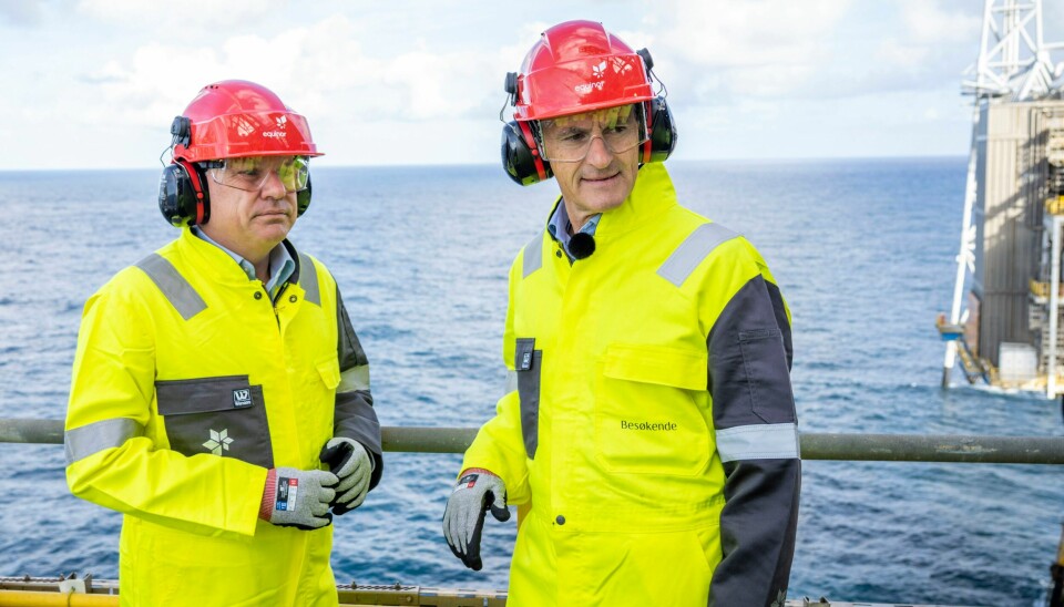 Å utvikle i stedet for å avvikle olje- og gassnæringen på norsk sokkel er dypt usolidarisk med de som rammes hardest av klimakrisa – de fattigste i verden, skriver Elise Åsnes. Bildet viser statsminister Jonas Gahr Støre og Equinors konsernsjef Anders Opedal (t.v.) på Sleipner-plattformen i Nordsjøen for ett år siden. Å utvikle i stedet for å avvikle olje- og gassnæringen på norsk sokkel er dypt usolidarisk med de som rammes hardest av klimakrisa – de fattigste i verden, skriver Elise Åsnes. Bildet viser statsminister Jonas Gahr Støre og Equinors konsernsjef Anders Opedal (t.v.) på Sleipner-plattformen i Nordsjøen for ett år siden.