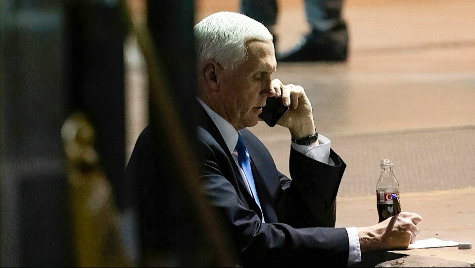 Daværende visepresident Mike Pence snakker i telefonen etter å ha blitt evakuert ut av kongressbygningen 6. januar 2021. Komiteen som gransker stormingen av Kongressen, mener daværende president Donald Trump med viten satte Pences liv i fare etter at visepresidenten nektet å gå med på et kriminelt komplott om å omgjøre valget. Daværende visepresident Mike Pence snakker i telefonen etter å ha blitt evakuert ut av kongressbygningen 6. januar 2021. Komiteen som gransker stormingen av Kongressen, mener daværende president Donald Trump med viten satte Pences liv i fare etter at visepresidenten nektet å gå med på et kriminelt komplott om å omgjøre valget. Foto: Komiteen som gransker stormingen av Kongressen via AP / NTB