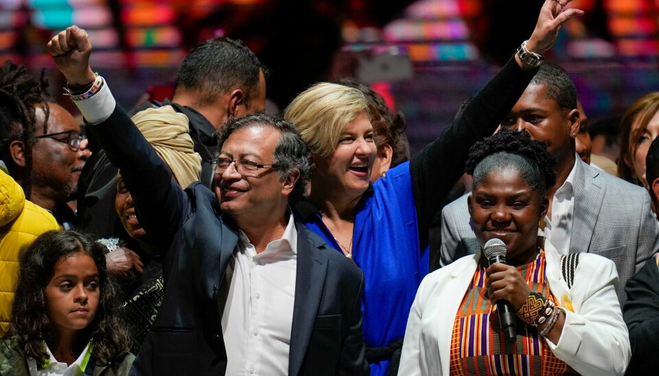 Gustavo Petro og hans kone Veronica Alcocer (i blått) jubler sammen med Petros tilhengere etter at valgseieren var et faktum. Gustavo Petro og hans kone Veronica Alcocer (i blått) jubler sammen med Petros tilhengere etter at valgseieren var et faktum. Foto: Fernando Vergara / AP / NTB
