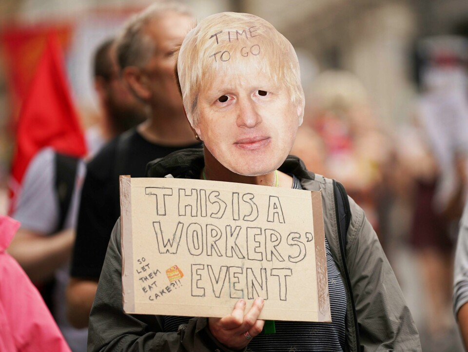 Demonstranter holdt plakater med slagord mot den britiske regjeringens politikk i London lørdag. Protesten var organisert av hovedsammenslutningen Trades Union Congress. Demonstranter holdt plakater med slagord mot den britiske regjeringens politikk i London lørdag. Protesten var organisert av hovedsammenslutningen Trades Union Congress. Foto: Yui Mok / AP / NTB