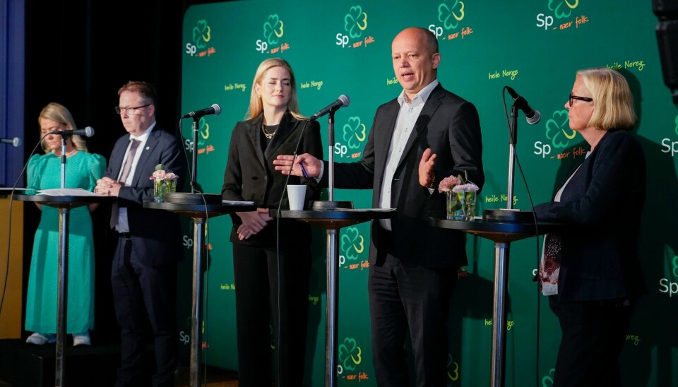 Sp-leder og finansminister Trygve Slagsvold Vedum stilte med et bredt lag Sp-politikere da han mandag møtte pressen for å oppsummere det siste halvåret. Til tross for et krevende halvår internasjonalt, har samarbeidet internt i regjeringen vært godt, ifølge Senterparti-leder Trygve Slagsvold Vedum (nest til høyre). Han oppsummerte det siste politiske året sammen med (fra venstre) landbruks- og matminister Sandra Borch, forsvarsminister Bjørn Arild Gram, justis- og beredskapsminister Emilie Enger Mehl og parlamentarisk leder, Marit Arnstad.Foto: Gorm Kallestad / NTB