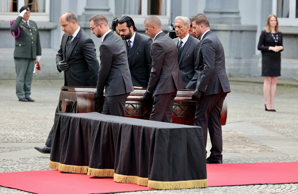 Kisten med tanna til Patrice Lumumba under seremonien i Egmontpalasset i Brussel. Mandag, over 60 år etter hans død, ble tanna, det eneste som er igjen etter ham, overlevert til barna hans. Kisten skal flys til Kongo og begraves der. Kisten med tanna til Patrice Lumumba under seremonien i Egmontpalasset i Brussel. Mandag, over 60 år etter hans død, ble tanna, det eneste som er igjen etter ham, overlevert til barna hans. Kisten skal flys til Kongo og begraves der. Foto: Olivier Matthys / AP / NTB