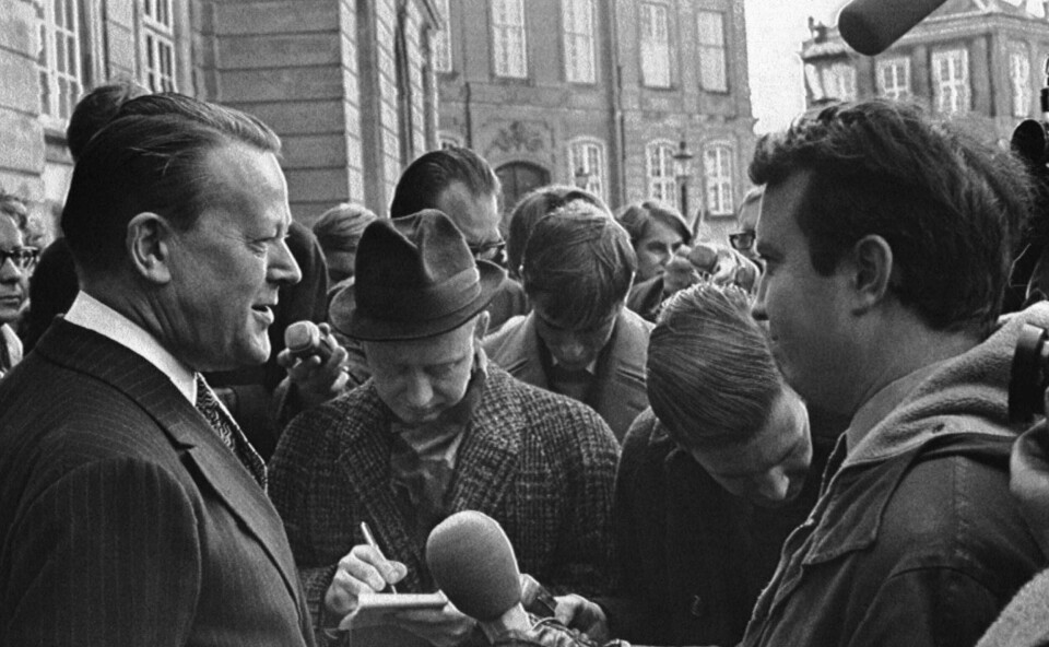 Danmarks statsminister Jens Otto Krag (t.v.) i samtale med pressen. Bildet er fra 1968. Danmarks statsminister Jens Otto Krag (t.v.) i samtale med pressen. Bildet er fra 1968.