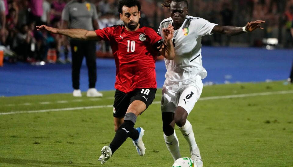 Tidligere Egypt-trener Hassan Shehata mener Mohamed Salah (t.v.) må gjøre det bedre for landet sitt. Tidligere Egypt-trener Hassan Shehata mener Mohamed Salah (t.v.) må gjøre det bedre for landet sitt. Foto: Amr Nabil / AP / NTB