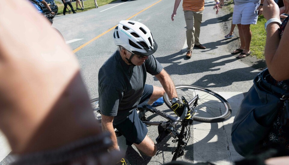 USAs president Joe Biden datt av sykkelen på en morgensykkeltur hjemme i Delaware sist lørdag, han ble ikke skadet. USAs president Joe Biden datt av sykkelen på en morgensykkeltur hjemme i Delaware sist lørdag, han ble ikke skadet.