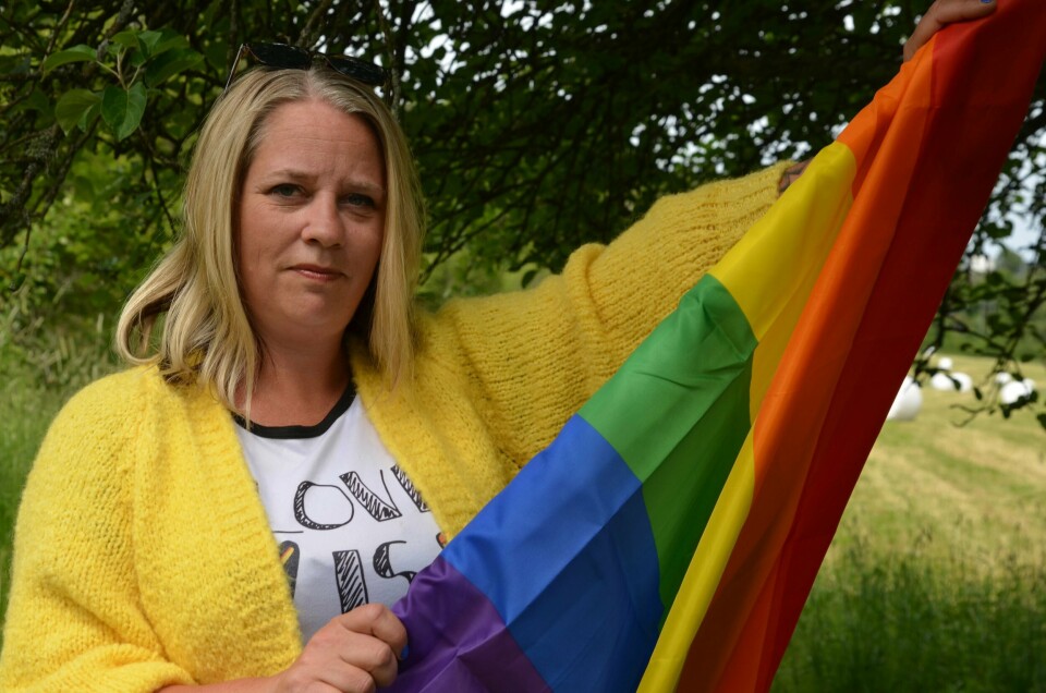 – Mange er redd for å gå med symboler, som regnbuefarger. Mange er redde for å holde hender, og å vise seg som skeiv offentlig, sier leder av Fredrikstad Pride, Hege Hansen. – Pride blir større og større. Det gjør også at fordommene blir enda mer synlige, mener Hege Hansen.