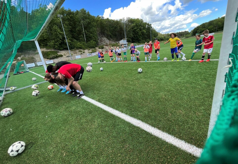 Barn på fotballskole hos Kråkerøy IL, som holder til i Fredrikstad kommune, hvor nær fem millioner kroner av tippeoverskuddet fra 2022 havner når regjeringen nå skal bidra til arbeidet med å hindre at barn må slutte med idrett på grunn av økonomi. «Svi ræv» er en populær aktivitet i fotballtreninga og barna på fotballskole på Kråkerøy lar seg ikke be to ganger når de unge trenerne byr på.