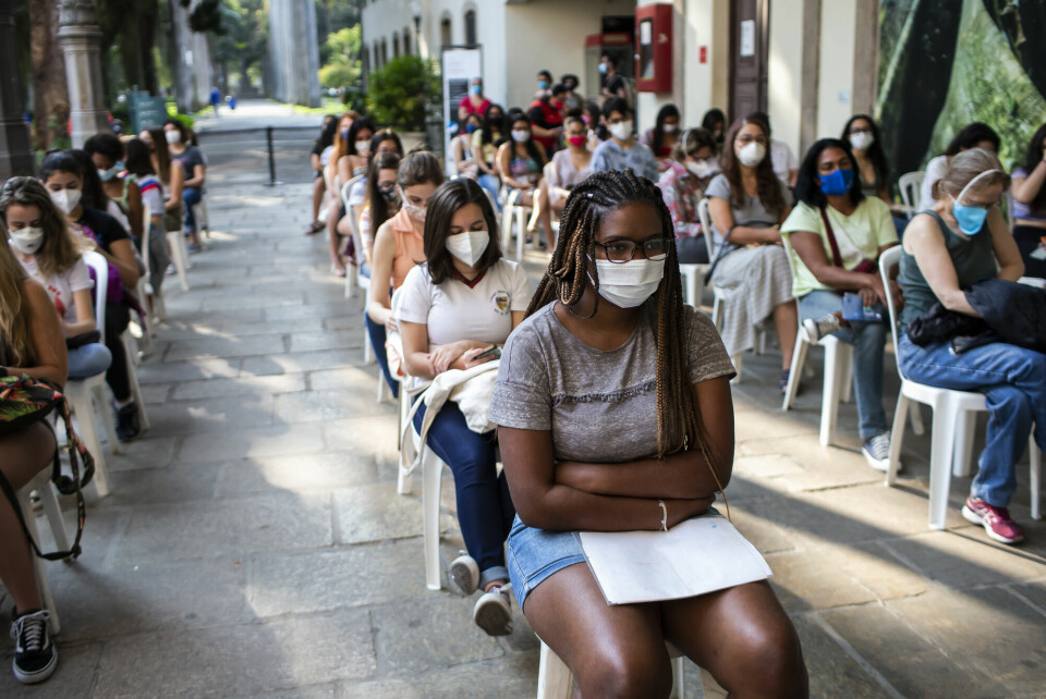 Sør-Amerika ble svært hardt rammet av pandemien, og fikk mange dødsfall i starten. Siden økte vaksineringsgraden betraktelig. Her sitter unge jenter i vaksinekø i Rio i Brasil i august 2021. Sør-Amerika ble svært hardt rammet av pandemien, og fikk mange dødsfall i starten. Siden økte vaksineringsgraden betraktelig. Her sitter unge jenter i vaksinekø i Rio i Brasil i august 2021.