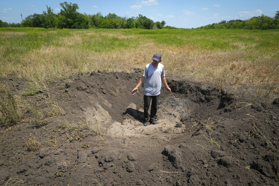 Krigen i Ukraina kan skape en matvarekrisen i verden ettersom ukrainske bønder verken får dyrket eller solgt kornet sitt som vanlig. Her viser kornbonde Serhiy, fram et bombekrater fra en russisk rakett i Ptyche i Donetsk-regionen øst i Ukraina, 12 juni. Krigen i Ukraina kan skape en matvarekrisen i verden ettersom ukrainske bønder verken får dyrket eller solgt kornet sitt som vanlig. Her viser kornbonde Serhiy, fram et bombekrater fra en russisk rakett i Ptyche i Donetsk-regionen øst i Ukraina, 12 juni.