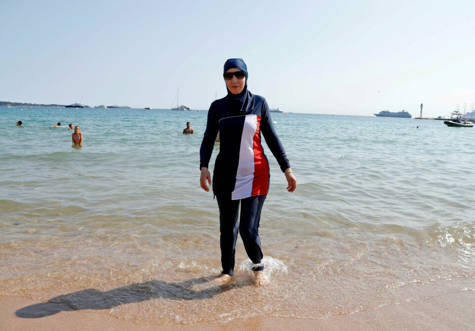 Illustrasjonsfoto: Kvinne i heldekkende burkini i Cannes, Frankrike, mai 2017. FILE PHOTO: 70th Cannes Film Festival - Cannes, France. 27/05/2017. Karima, wearing a full-body burkini swimsuit, walks on a beach in Cannes after the call to support the wearing of burkinis by businessman and political activist Rachid Nekkaz. REUTERS/Eric Gaillard/File Photo