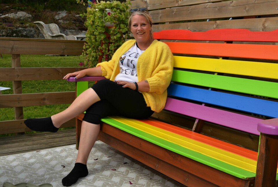 Hege Hansen har sin egen regnbuebenk. I august håper hun å kunne innvie en i Fredrikstad sentrum. Hege Hansen har sin egen regnbuebenk. I august håper hun å kunne innvie en i Fredrikstad sentrum.