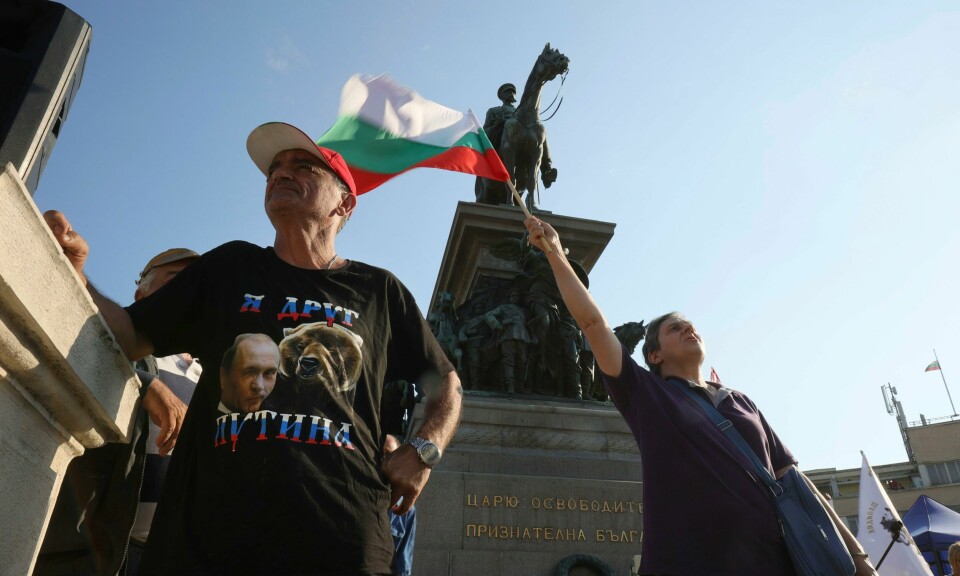 En demonstrant med t-skjorte med bilde av Russlands president Vladimir Putin deltar i en protest mot den bulgarske regjeringen. Foto: Valentina Petrova / AP / NTB En demonstrant med t-skjorte med bilde av Russlands president Vladimir Putin deltar i en protest mot den bulgarske regjeringen. Foto: Valentina Petrova / AP / NTB