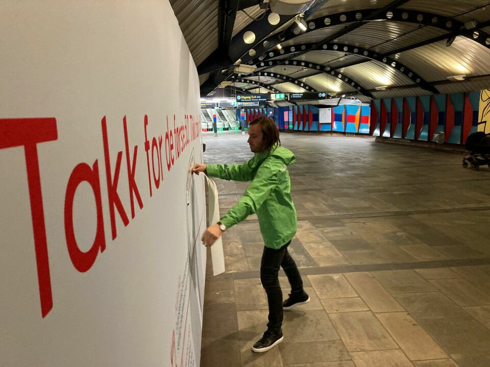 – Oljeselskapene viser bare de gode sidene ved seg selv når de reklamerer, sier Aaron Grey fra Greenpeace, som deltar i miljøorganisasjonens kamp for et forbud mot fossilreklame. – Oljeselskapene viser bare de gode sidene ved seg selv når de reklamerer, sier Aaron Grey fra Greenpeace, som deltar i miljøorganisasjonens kamp for et forbud mot fossilreklame. F