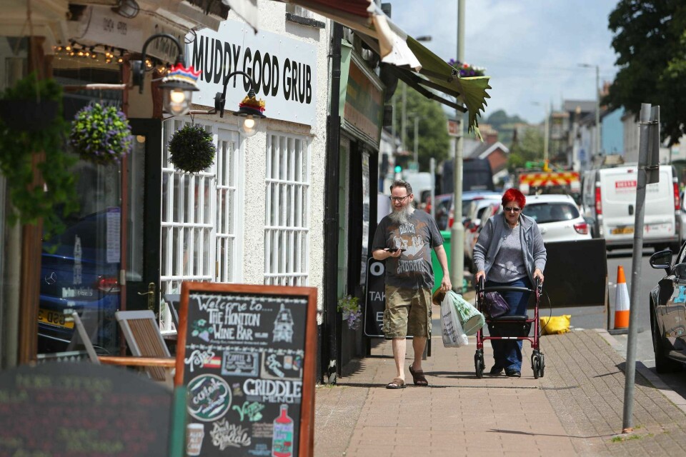 Valgkretsen Tiverton og Honiton i Sørvest-England er et typisk konservativt område. Spørsmålet nå er om toryene klarer å holde på kretsen. Her fra Honiton sentrum. Valgkretsen Tiverton og Honiton i Sørvest-England er et typisk konservativt område. Spørsmålet nå er om toryene klarer å holde på kretsen. Her fra Honiton sentrum.