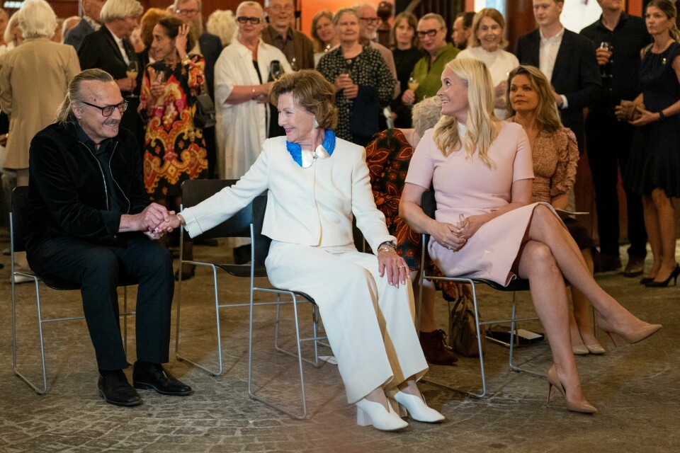 Sune Nordgren, dronning Sonja og kronprinsesse Mette-Marit under åpningen av utstillingen «Åpne dører» i Dronning Sonja Kunststall onsdag. Her vises mer enn 100 verk fra dronning Sonjas kunstsamling. Foto: Håkon Mosvold Larsen / NTB Sune Nordgren, dronning Sonja og kronprinsesse Mette-Marit under åpningen av utstillingen «Åpne dører» i Dronning Sonja Kunststall onsdag. Her vises mer enn 100 verk fra dronning Sonjas kunstsamling. Foto: Håkon Mosvold Larsen / NTB